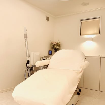 白を基調にした施術ベッドの部屋